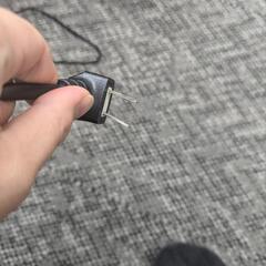 コンセントだけ曲がった冷蔵庫の画像