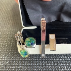 ネクタイピンとカフスのセットの画像