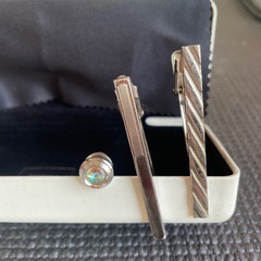 ネクタイピンとカフスのセットの画像