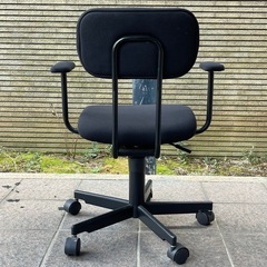 デスクチェア　オフィスチェア　肘掛け付　黒の画像