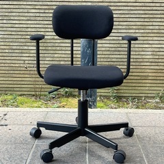 デスクチェア　オフィスチェア　肘掛け付　黒の画像