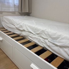 IKEAマットレス2つ付きベッドの画像