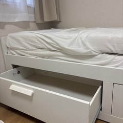 IKEAマットレス2つ付きベッドの画像