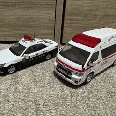 プラモデル　楽プラ　パトカー　救急車　完成品