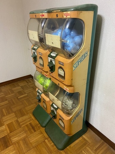 YUJIN　中古ガチャガチャ2台　カギ付き