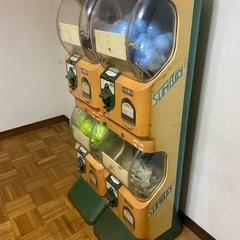 YUJIN　中古ガチャガチャ2台　カギ付きの画像