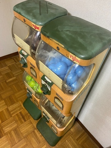 YUJIN　中古ガチャガチャ2台　カギ付き