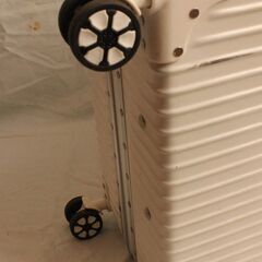 大型　白いスーツケース　4泊5日程度の画像