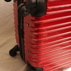 赤色　中型　スーツケース　3泊4日程度の画像