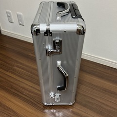 シルバー　キャリーケース　スーツケース