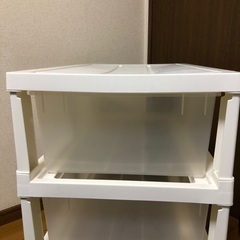 三段の半透明な収納ケース(計3つあります)の画像