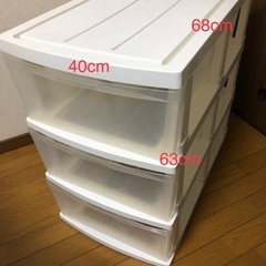 三段の半透明な収納ケース(計3つあります)