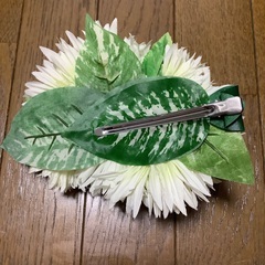 白いお花のヘアクリップの画像