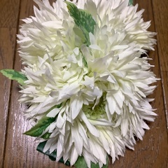 白いお花のヘアクリップの画像