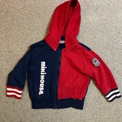 子供服とハンガーラックの画像