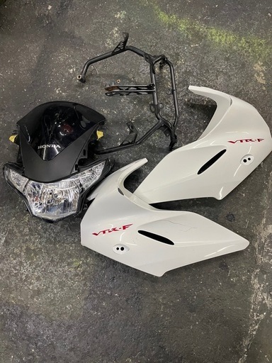 VTR250F フロントカウル中古