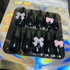 黒とピンクのリボンデザインネイルチップ
