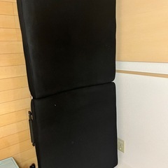 黒の折りたたみシングルベッドの画像