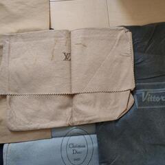 ルイ・ヴィトンのショッパー紙袋と箱及びブランド商品布袋多数の画像