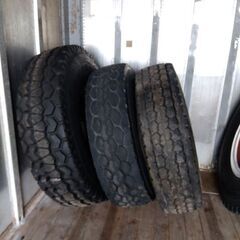 大型クレーンタイヤの画像