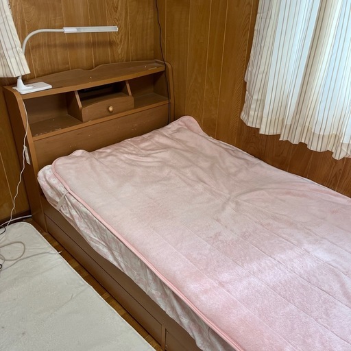 シングルベッド　照明、引き出し付き　フレームのみ  寝具　家具　収納
