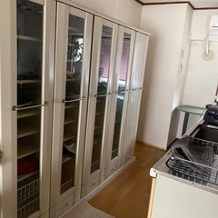 大型の食器棚です。壁一面にあって素敵です。