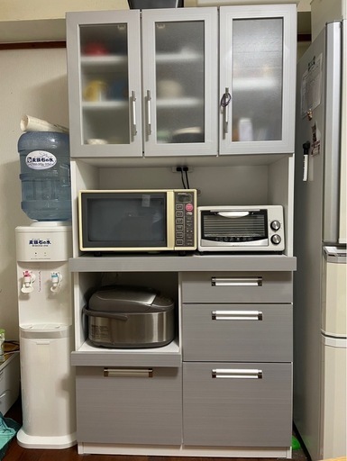 食器棚。引っ越しのため。