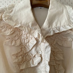 クリーム色のフリルかわいいブラウスの画像