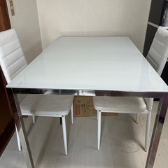 ガラステーブルと椅子2つ
