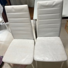 ガラステーブルと椅子2つの画像