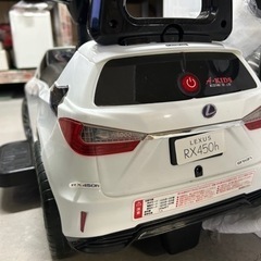 お子様が乗れる電動カー/レクサスの画像