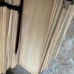 天井の内装に使用するようなベニヤ？が大量の画像