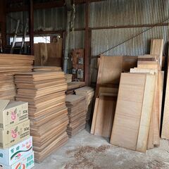 天井の内装に使用するようなベニヤ？が大量
