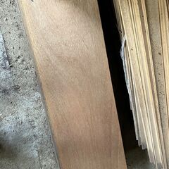 天井の内装に使用するようなベニヤ？が大量の画像