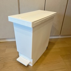 ニトリ　ゴミ箱　棚下でも使えるペダルペール　