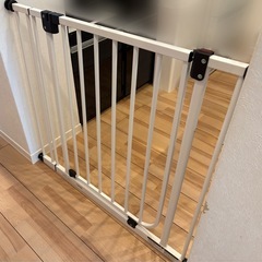日本育児 ベビーズゲート ホワイト NI-4006 (取付幅 73~90cm)の画像