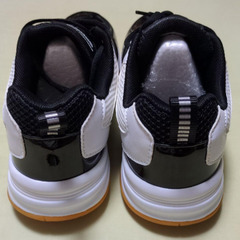 新品テニスシューズ25.5㌢の画像