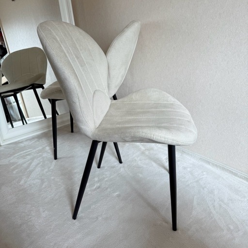 定価￥35,200 ダイニングチェア2脚セット サカイ工芸 新品未使用  エステサロン の待合に使用するつもりで購入しましたが、高さが合わず・・ 別のものを使うことにしたので 新品 未使用 です。  落ち着いた くすみカラー の 白 と肌触りの良い生地がとても心地よく 落ち着いた大人の雰囲気です。 アイボリー より落ち着きのある グレージュ より華やかな印象です。 貝のような縫い目が美しく、甘すぎない可愛さに一目惚れしました。  ダイニングチェア や ドレッサー の 椅子 として いかがでしょうか？