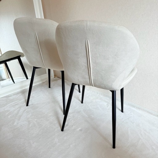 定価￥35,200 ダイニングチェア2脚セット サカイ工芸 新品未使用  エステサロン の待合に使用するつもりで購入しましたが、高さが合わず・・ 別のものを使うことにしたので 新品 未使用 です。  落ち着いた くすみカラー の 白 と肌触りの良い生地がとても心地よく 落ち着いた大人の雰囲気です。 アイボリー より落ち着きのある グレージュ より華やかな印象です。 貝のような縫い目が美しく、甘すぎない可愛さに一目惚れしました。  ダイニングチェア や ドレッサー の 椅子 として いかがでしょうか？