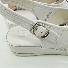 【新品未使用】ナースサンダル ホワイト スリングバックサンダルの画像