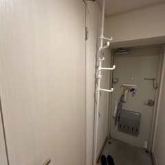 玄関にアウターなどかける突っ張り棒