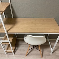 パソコンデスクと椅子 の画像