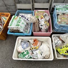 園芸用の土腐葉土　ゼオライト　パーライト　他