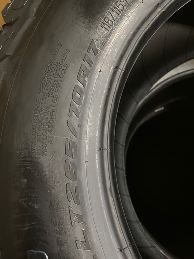 車のパーツ 265/70R17