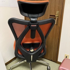 大きめオフィスチェア 肘掛け・座面高さ調整・リクライニング・ヘッドレストあり の画像