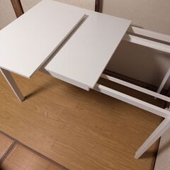 イケア IKEA 白い テーブル 金属 幅調整できるタイプの画像