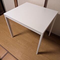 イケア IKEA 白い テーブル 金属 幅調整できるタイプの画像