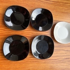 黒と白のデミタスカップと皿5客セットの画像