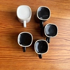 黒と白のデミタスカップと皿5客セットの画像