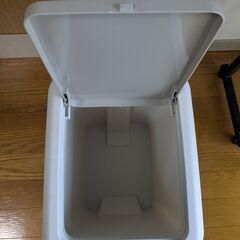 ゴミ箱 ペダル式　ニトリの廃盤商品の画像